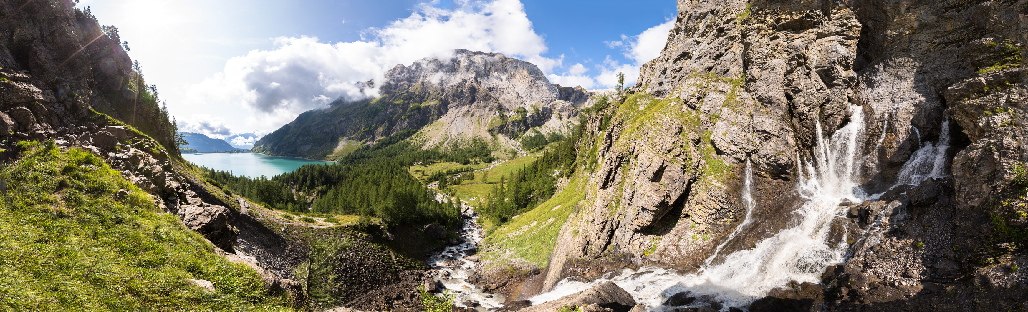 Berge mit Fluss